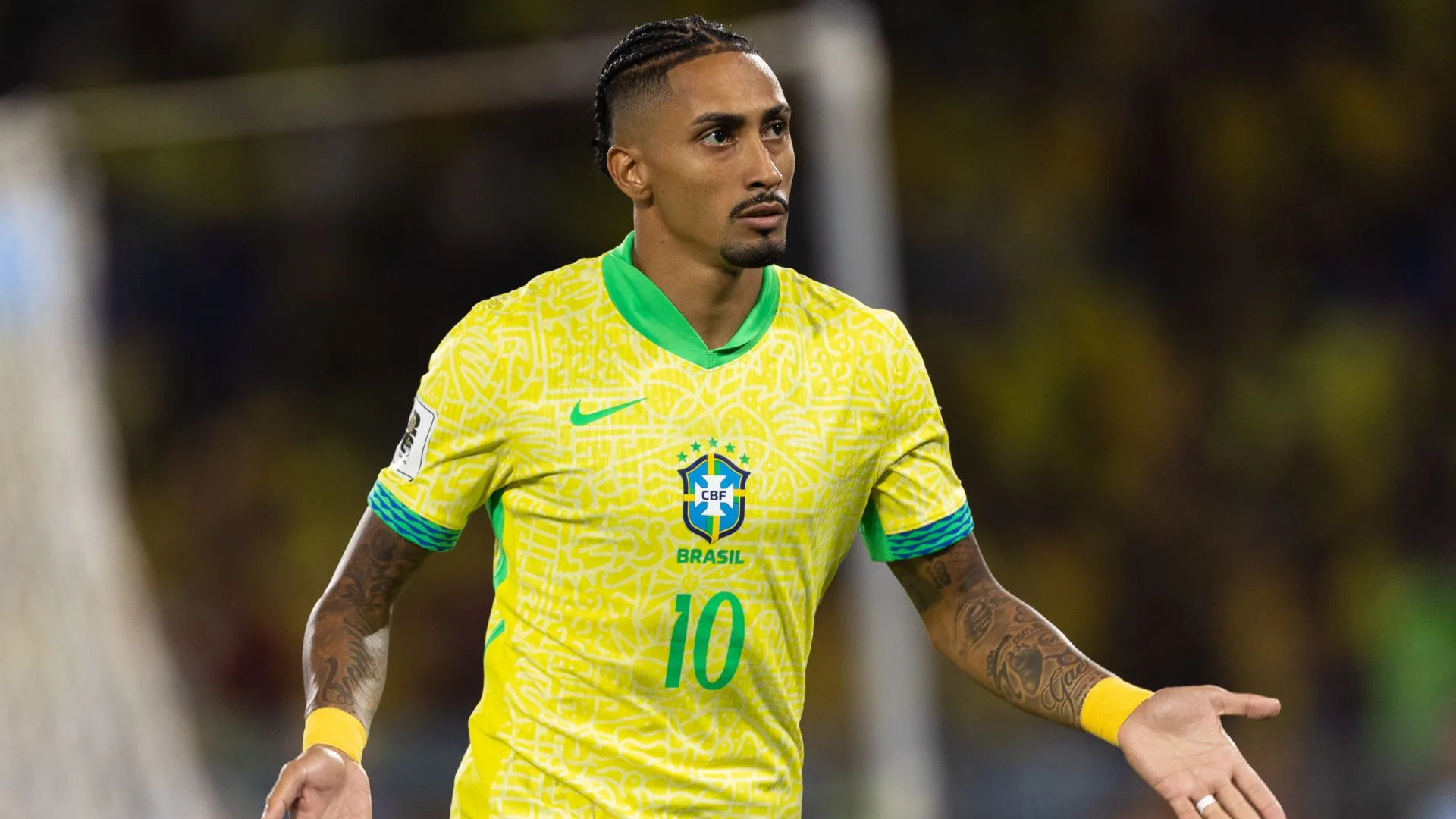 Raphinha é cortado da Seleção e retorna ao Barcelona para tratar problema muscular | Torcedores