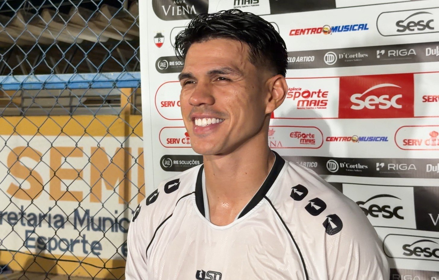 Clube se classifica com gol de atacante, que desabafa após críticas