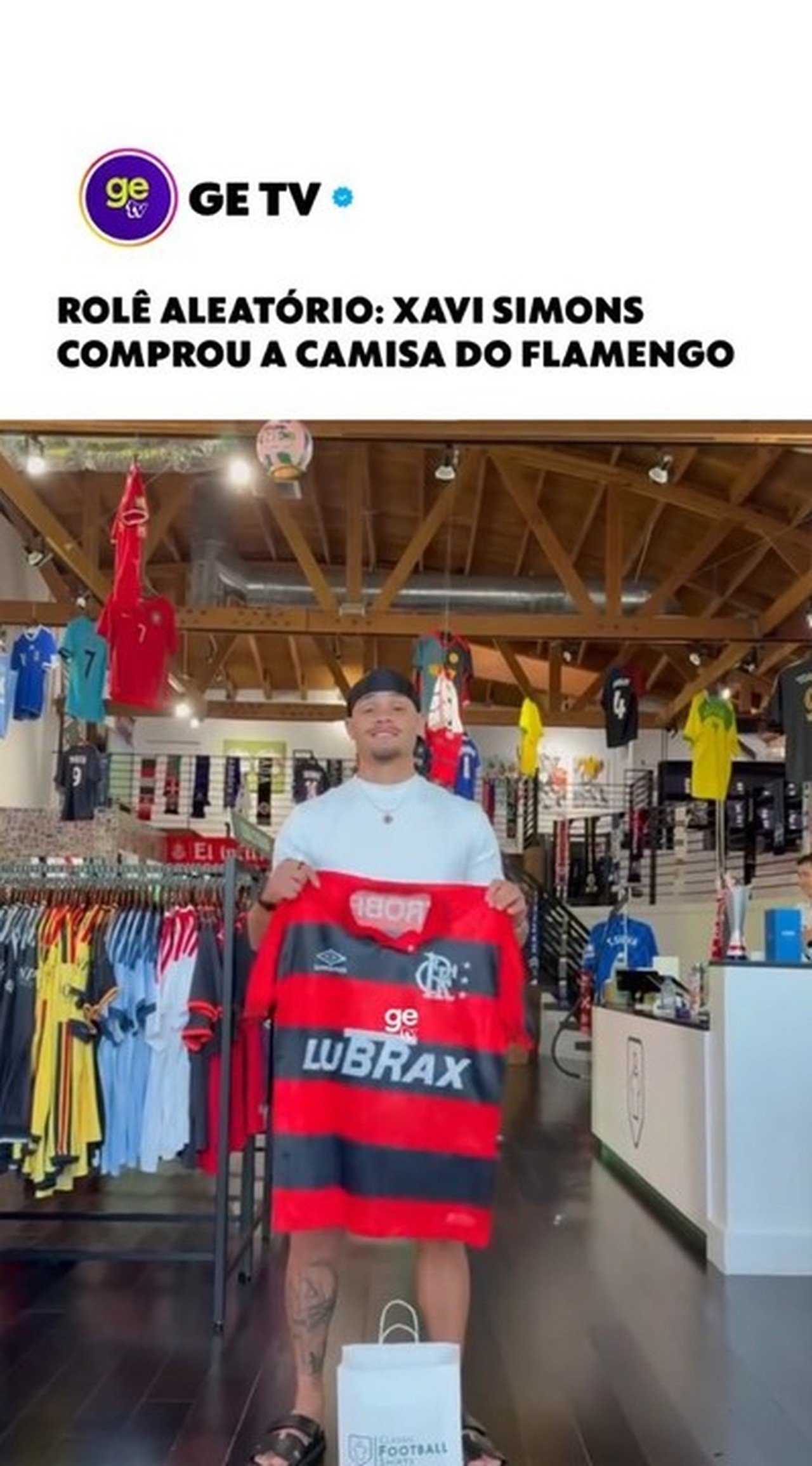 Meia da Holanda compra camisa histórica do Flamengo nos anos 90
