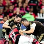 Danilo,do Flamengo, sofreu duas fraturas após choque com Fábio, do Fluminense