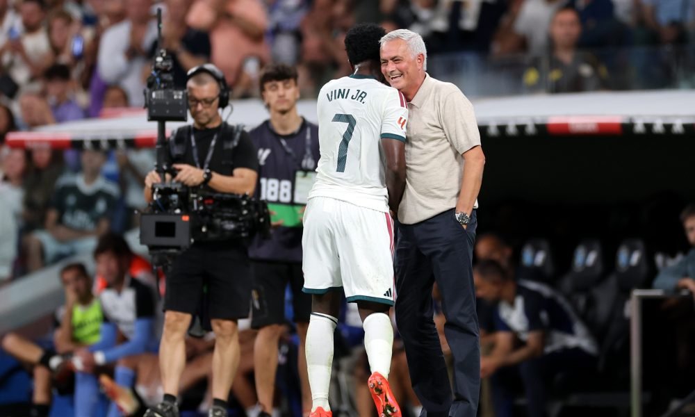 Irritado, Mourinho volta a disparar contra arbitragem após expulsão de Vini Jr