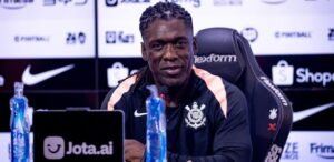 Seedorf é apresentado como técnico do Corinthians no CT Joaquim Grava