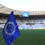 Atacante do Cruzeiro avança em recuperação após fraturar a tíbia