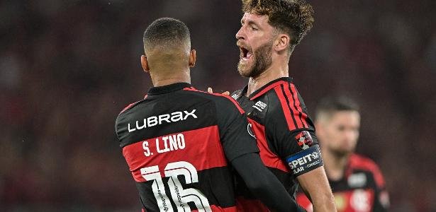 Léo Pereira e Samuel Lino comemoram durante Flamengo x Estudiantes, pela Libertadores