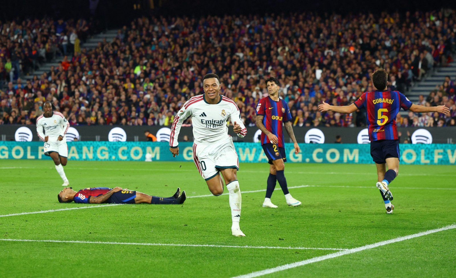 Mbappé atinge 100 gols pelo Real Madrid em vitória sobre o Barcelona