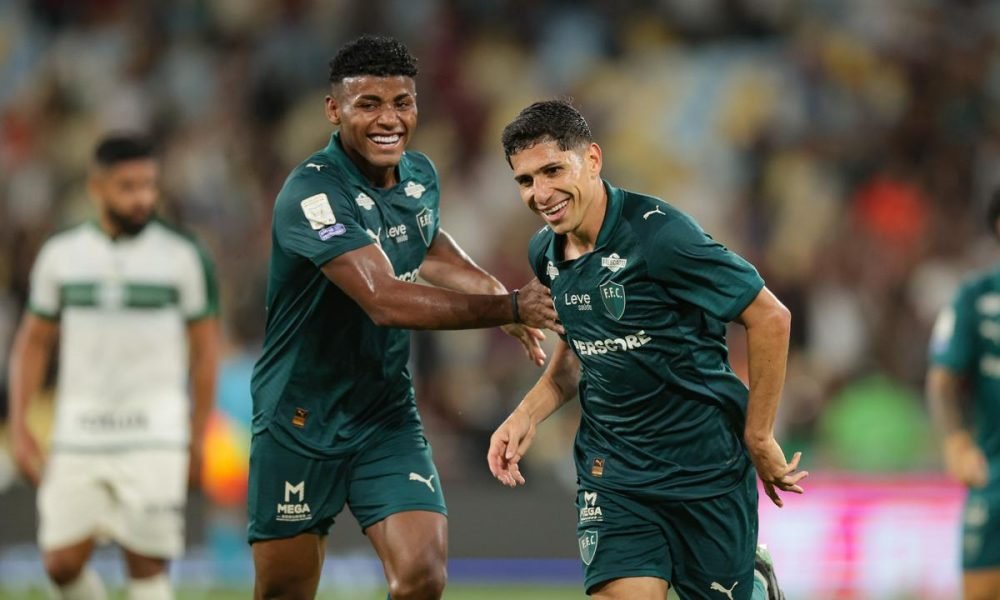 Com hat-trick de Savarino, Fluminense goleia Coritiba no Maracanã