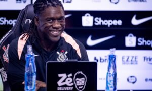 Seedorf é apresentado no Corinthians e aponta fator decisivo para reação