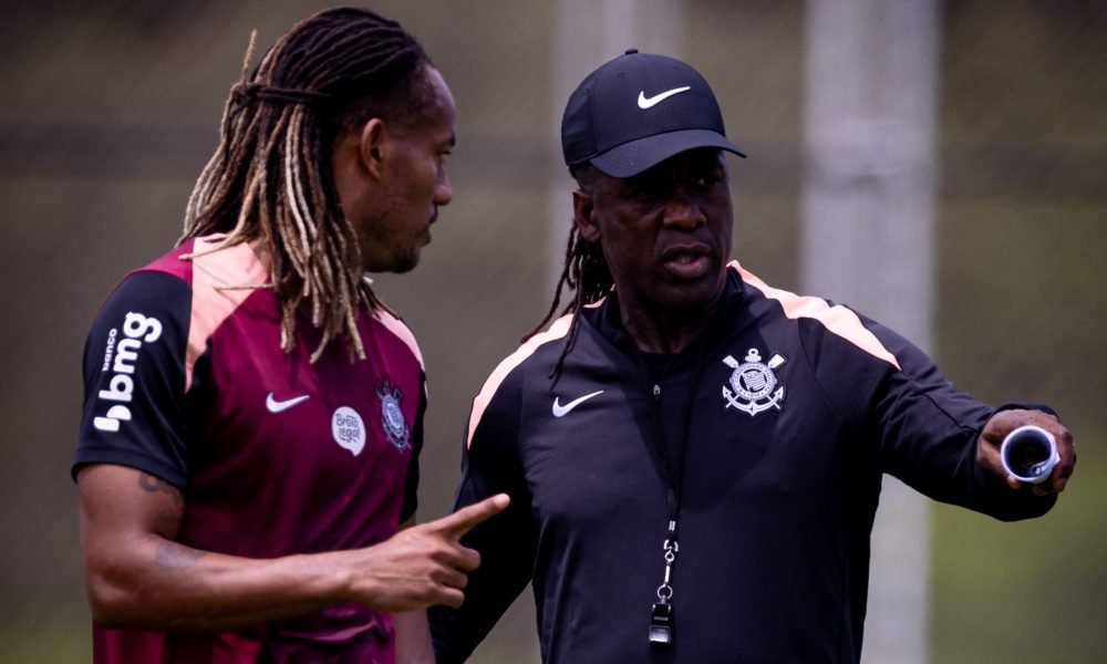 Seedorf inicia trabalhos no Corinthians e prepara mudanças na rotina