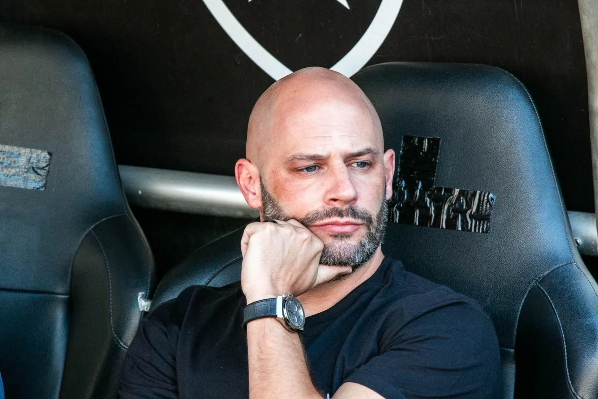 Ex-técnico do Botafogo, Franclim Carvalho revela dificuldades com elenco e mercado fechado | Torcedores