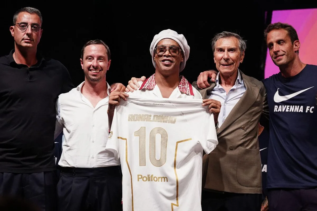 Ronaldinho volta ao futebol após 11 anos; veja data da estreia
