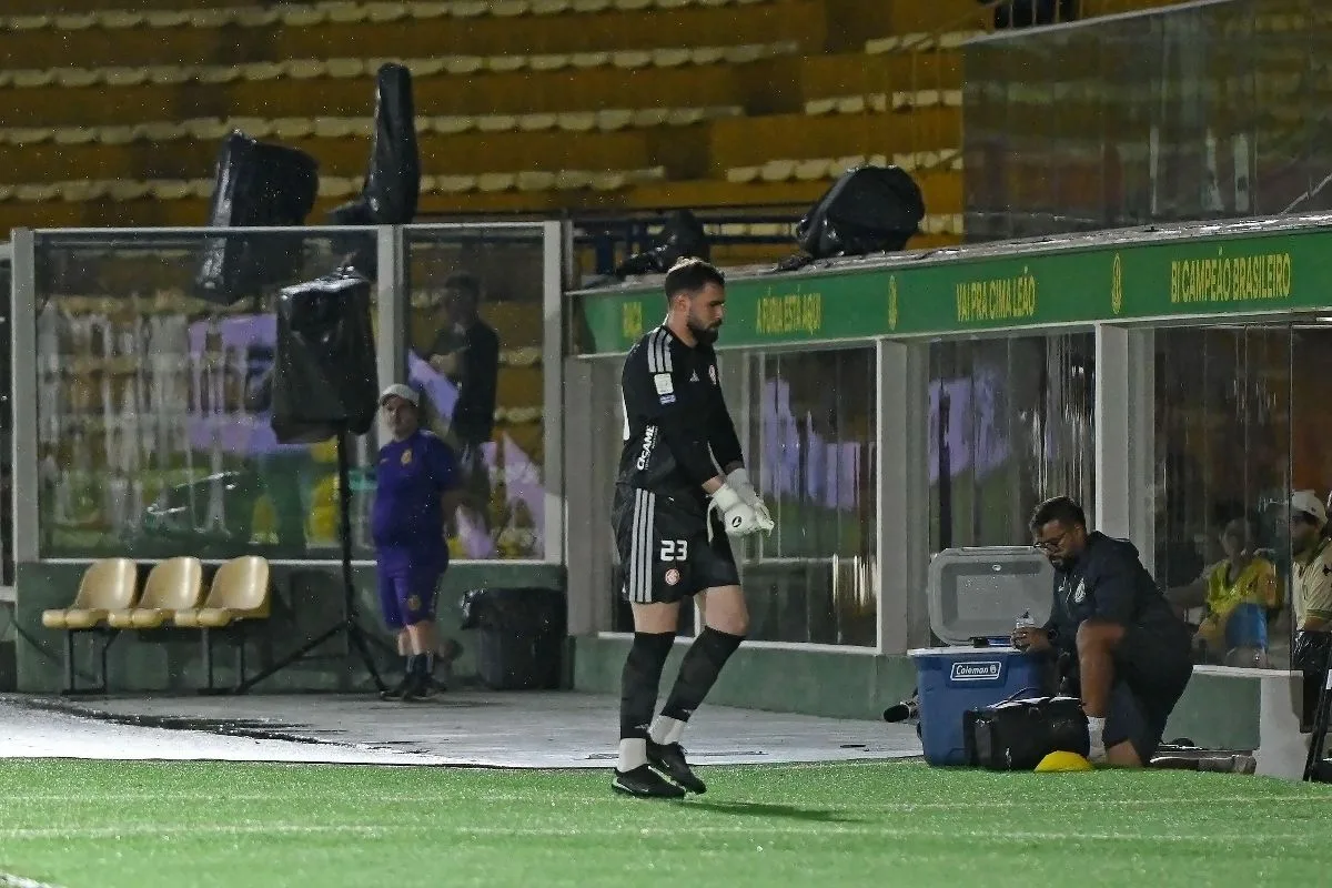 Eduardo Baptista protege Matheus Cunha e Félix Torres no Inter