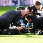 Dibu Martínez vai ao hospital após choque em jogo do Chelsea