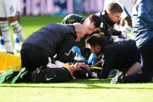 Dibu Martínez vai ao hospital após choque em jogo do Chelsea
