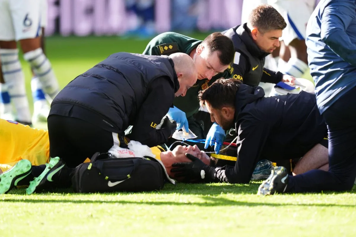 Dibu Martínez vai ao hospital após choque em jogo do Chelsea