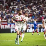 Flamengo goleia o Bahia e reassume a liderança