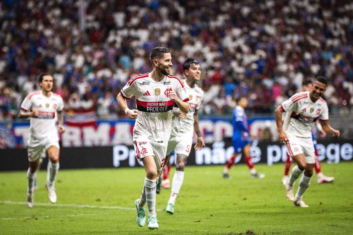 Flamengo goleia o Bahia e reassume a liderança