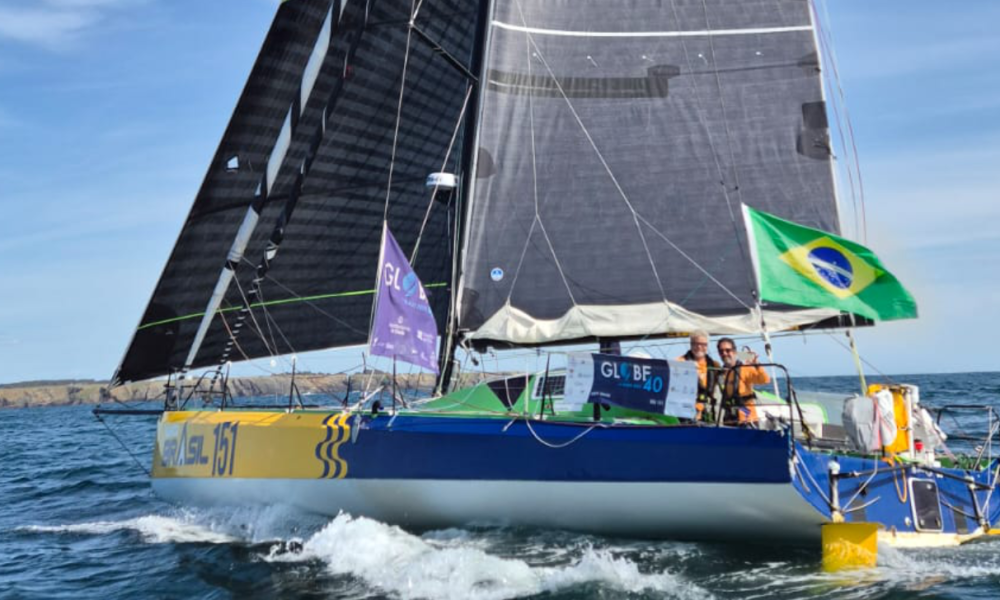 Campeão da volta ao mundo, Barco Brasil encara 6.560 km no Atlântico em regata solitária