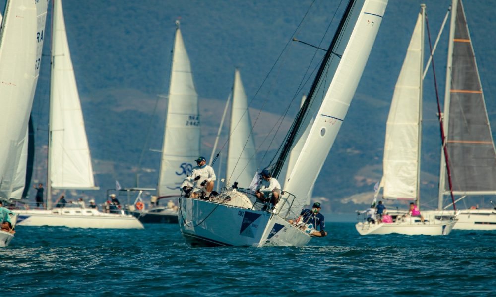 Campeões olímpicos participam de regata com 49 barcos