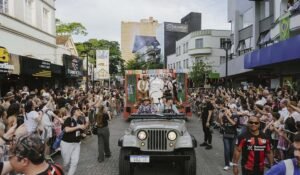 Paulo Sergio e Jorginho levam Bayer 04 ao desfile da Oktoberfest Blumenau