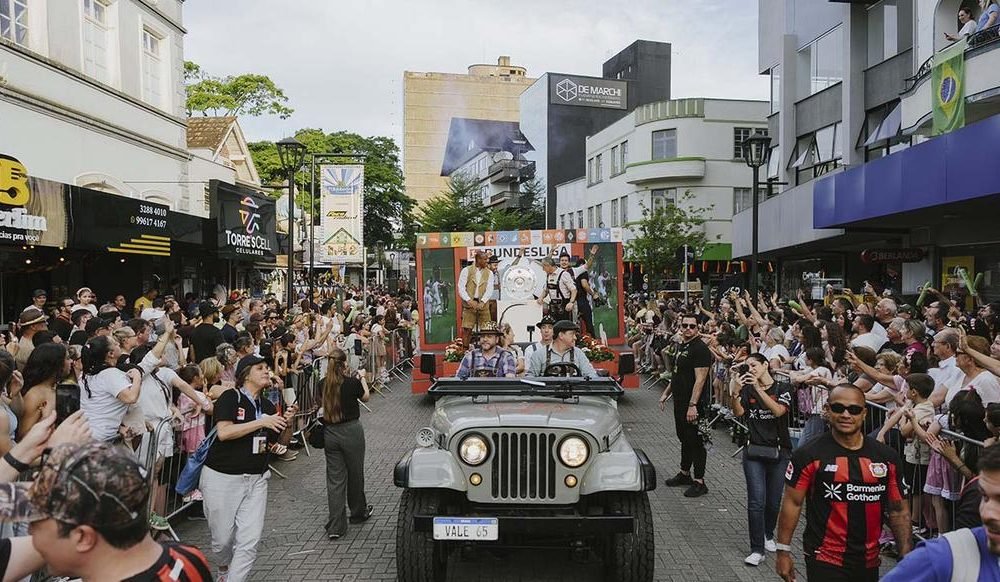 Paulo Sergio e Jorginho levam Bayer 04 ao desfile da Oktoberfest Blumenau
