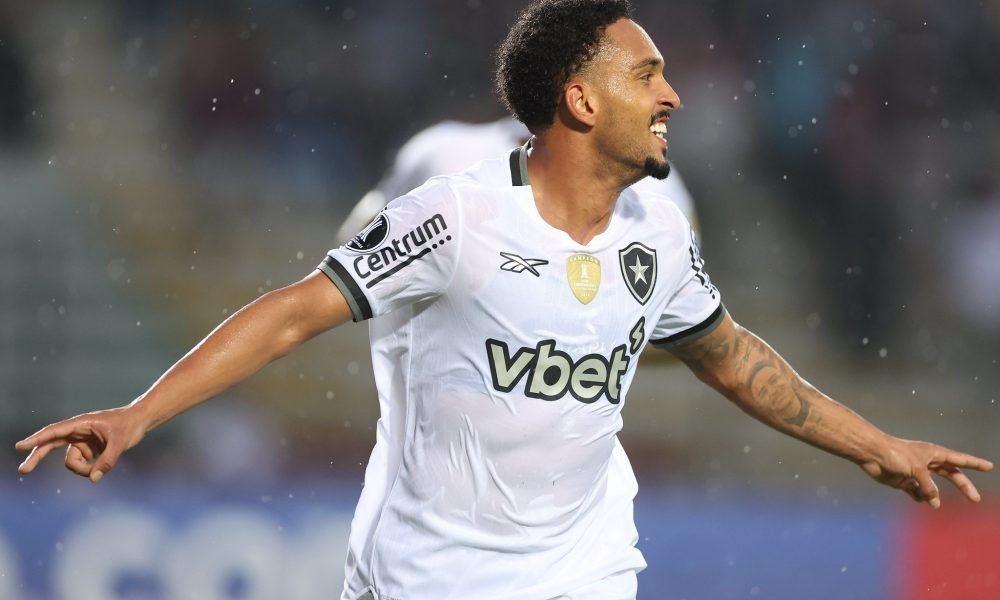 Botafogo atualiza situações de Arthur Chaves e Vitinho após derrota para o Vasco