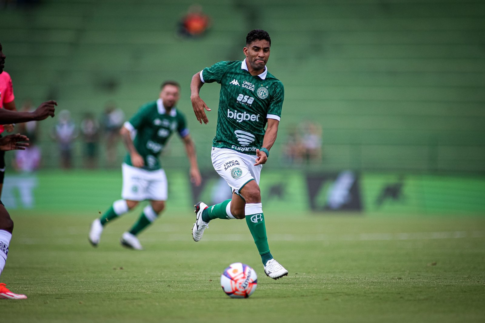 Justiça libera meia de contrato com o Guarani por falta de pagamentos