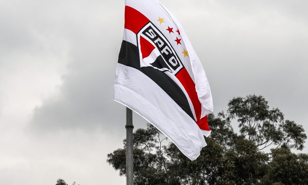 Tricolor mira reforço internacional para o meio-campo, mas valores preocupam