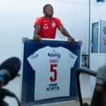 Sidney, capitão do sub-20 do Bahia, é homenageado pelo clube