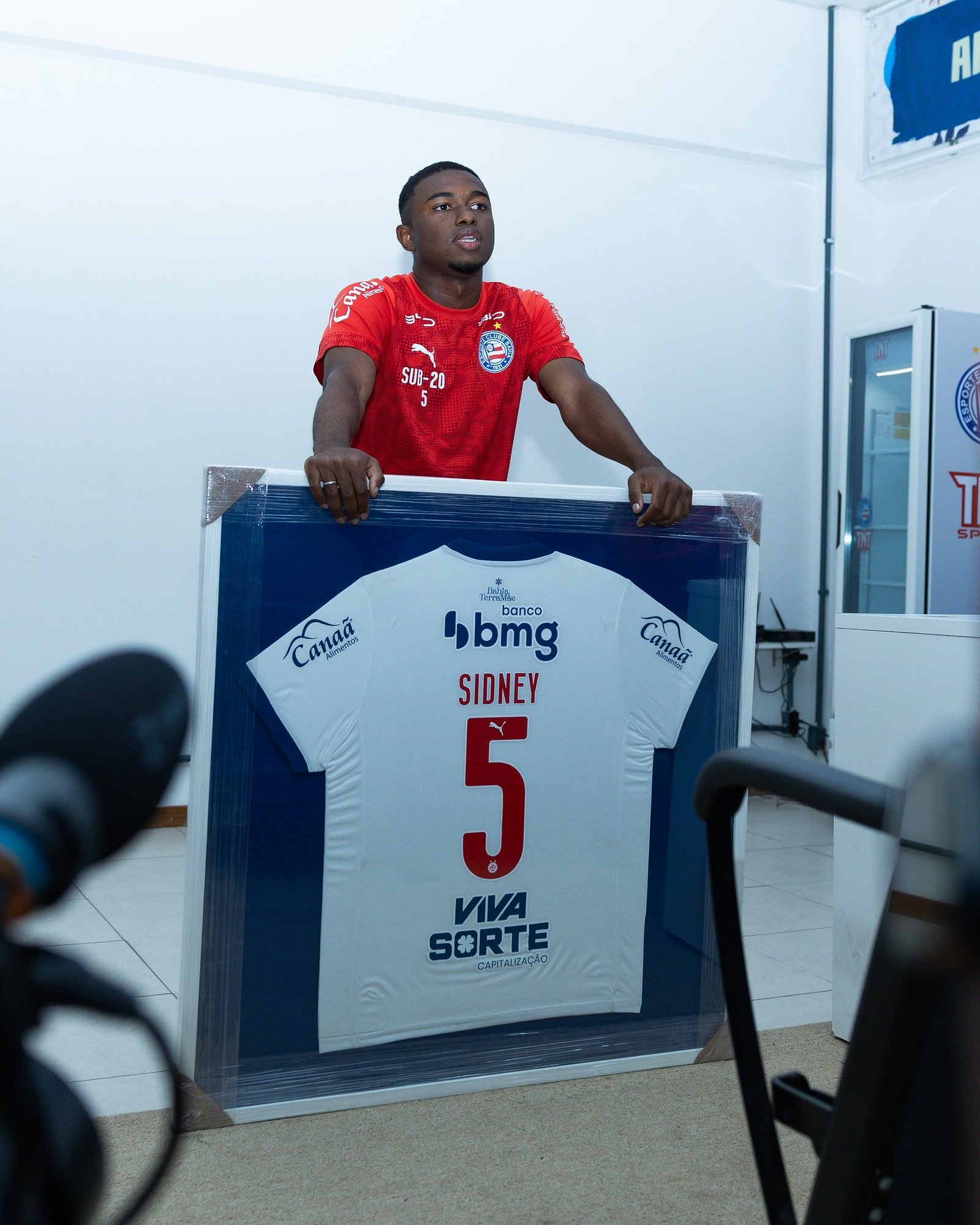 Sidney, capitão do sub-20 do Bahia, é homenageado pelo clube