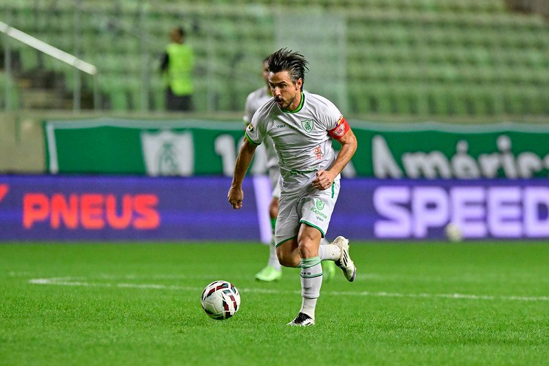 Willian Bigode, atacante do América-MG, durante derrota por 1 a 0 contra o Fortaleza, resultado que rebaixou o clube mineiro para a Série C do Brasileirão - (Foto: Mourão Panda/América/Flickr/América Futebol Clube)