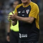 Dorival reconhece momento difícil e confirma retorno de Lucas