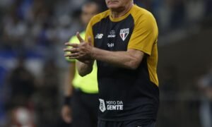 Dorival reconhece momento difícil e confirma retorno de Lucas