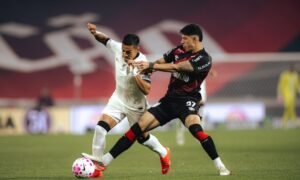 Athletico e Atlético-MG empatam em jogo eletrizante