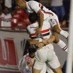 São Paulo vence o Vitória com dois gols de Calleri e celebra retorno de Lucas