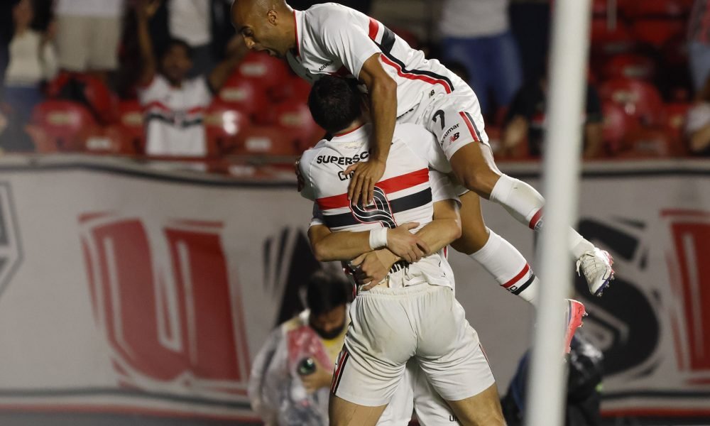 São Paulo vence o Vitória com dois gols de Calleri e celebra retorno de Lucas