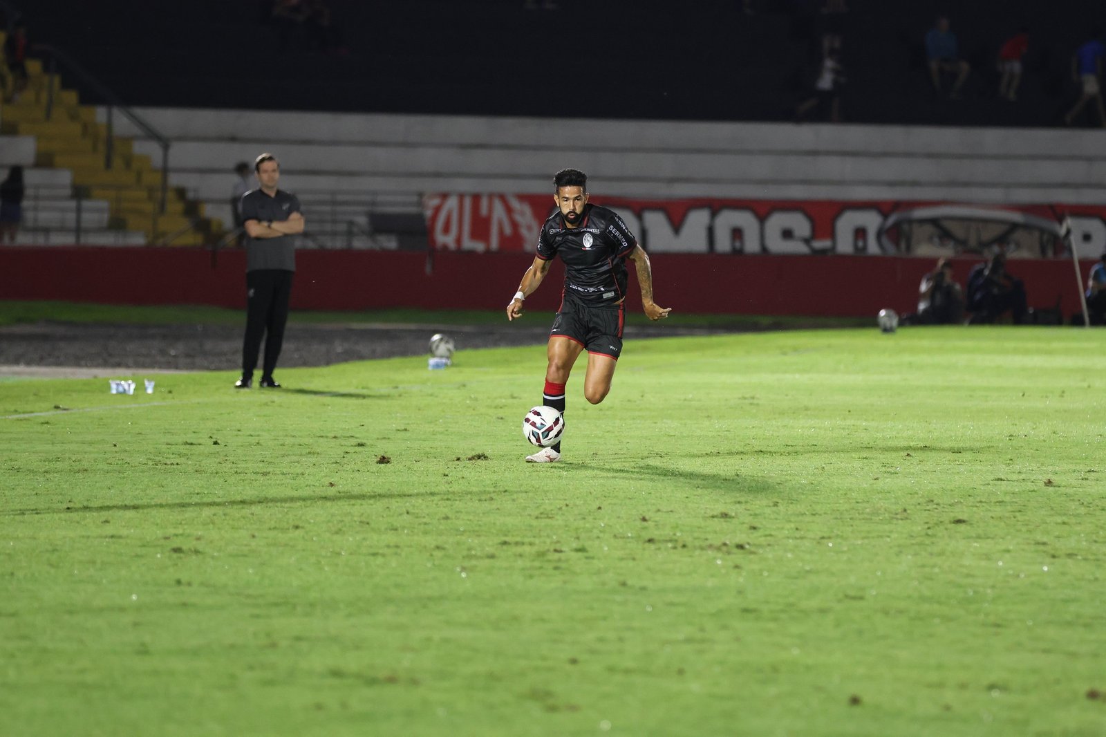 Jonathan chega a 100 jogos na Série B em sequência no Botafogo-SP