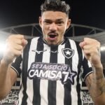 Tiquinho Soares comenta partida como titular ao retornar para o Botafogo: “estou feliz novamente”