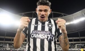 Tiquinho Soares comenta partida como titular ao retornar para o Botafogo: “estou feliz novamente”