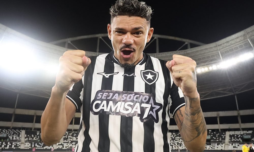 Tiquinho Soares comenta partida como titular ao retornar para o Botafogo: “estou feliz novamente”
