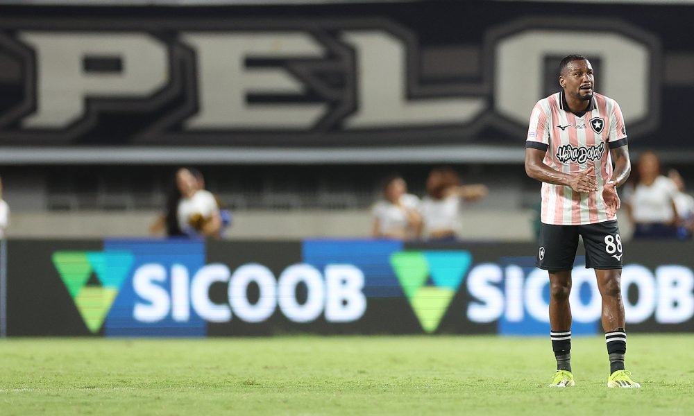 Edenilson cobra correção de erros do Botafogo após derrota para o Remo