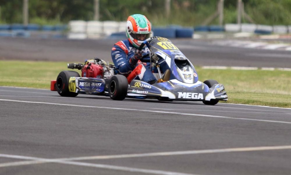 “Dá vontade de acelerar no lugar dele”: amizade leva emoção às pistas de kart