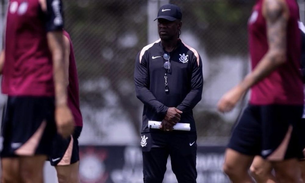 Seedorf manda recado aos críticos e destaca ambiente no Corinthians
