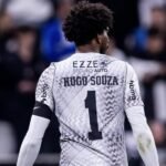 Hugo Souza rebate críticas e abre o jogo sobre medo de rebaixamento