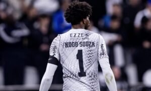 Hugo Souza rebate críticas e abre o jogo sobre medo de rebaixamento