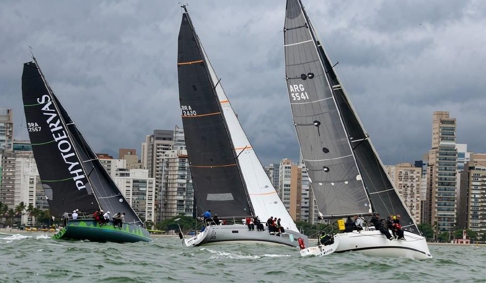 Regata Santos-Rio larga com vento leste e 35 veleiros na disputa