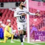 Juninho, ex-Flamengo, marca dois e garante vitória do Pumas no México