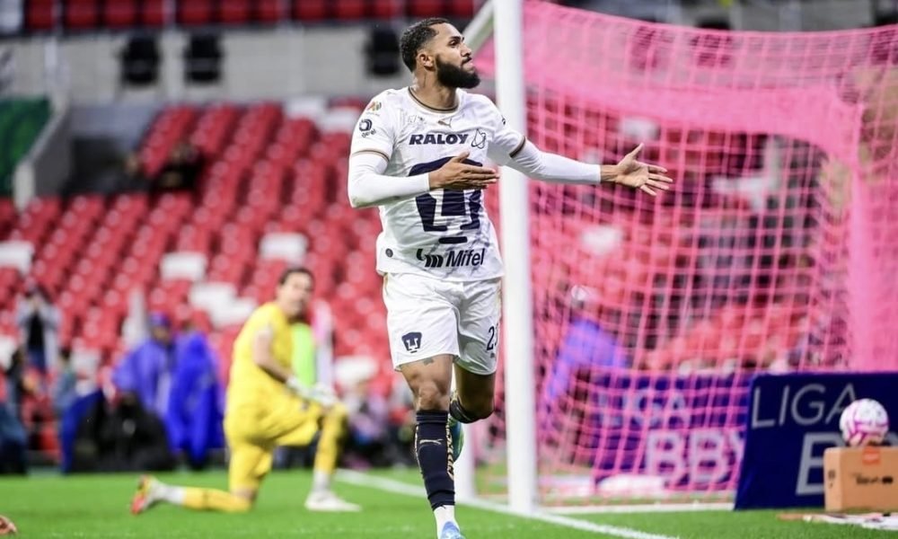 Juninho, ex-Flamengo, marca dois e garante vitória do Pumas no México