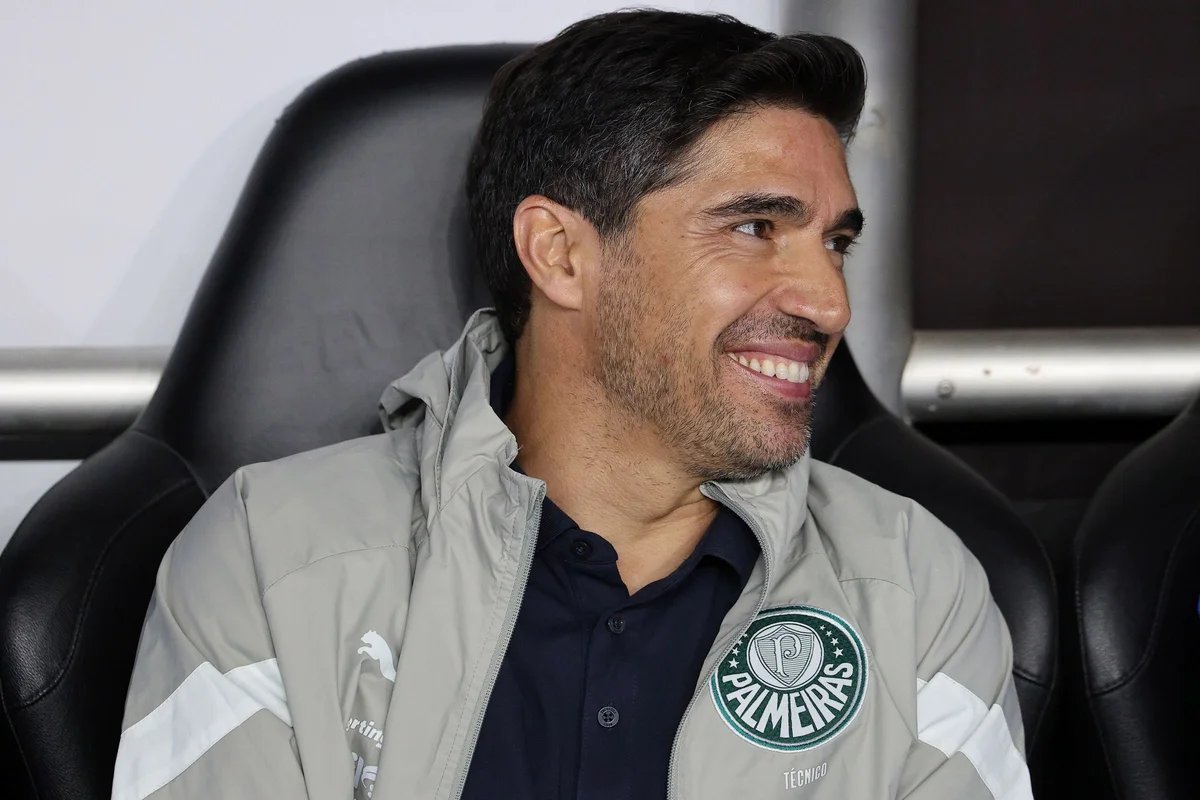 Abel completa 6 anos no Palmeiras em meio a trocas de técnicos nos rivais