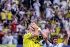 Cristiano Ronaldo desperdiça pênalti, perde chance sem goleiro e fica zerado em vitória do Al-Nassr