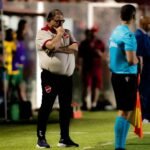 Guto Ferreira valoriza empate e dá recado ao torcedor do Vila: "Quem não acredita fica em casa"